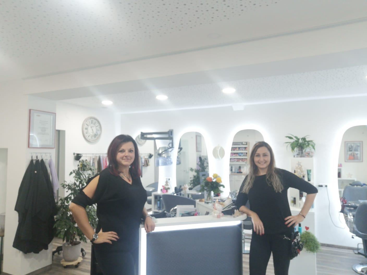 Bettina Moser und eine Mitarbeiterin im Marktfriseur St. Lambrecht